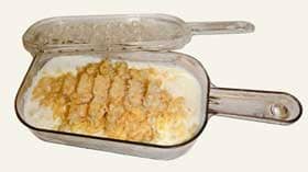 おろし金器の上でカリンをすりおろす