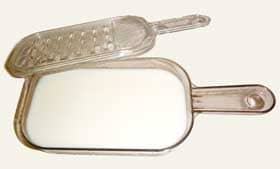 牛乳と水を混ぜたものをおろし金器に入れておく