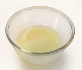 牛乳で煮詰めたカリンをザルと布でこした液