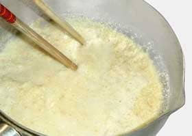 牛乳でカリンを煮詰める