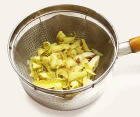 鍋で煮たカリンの種子と皮をザルでこしたところ