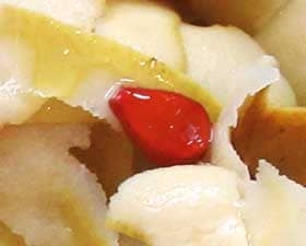 鍋で煮て赤くなったカリンの種子