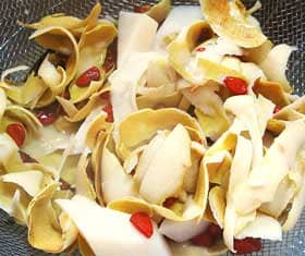 鍋で煮てからこしたカリンの種子と皮