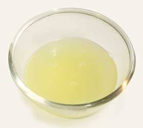 鍋で煮たカリンの種子と皮からできたカリン・ジュース