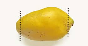 カリンの実の両端を切り落とす