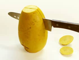 カリンを立てて縦に切ります