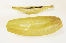 種の部分と切り分けられたカリンの果肉