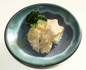 チーズにカリン・フィリングをのせたデザート