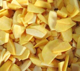 塩水に浸して酸化防止・渋抜きをしたカリンの実