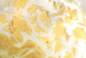 鍋にひたひたの牛乳に浸したカリン