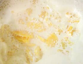 牛乳と水で煮詰めたカリン