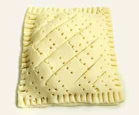 フィリングにパイシートをかぶせてフォークで閉じる