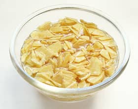 塩水に浸した薄切りしたカリン