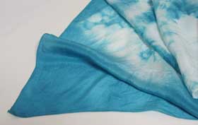 濃い浅葱色〜縹色・ターコイズブルー系に染まった絹のストール（５月下旬の葉で藍の生葉染め）